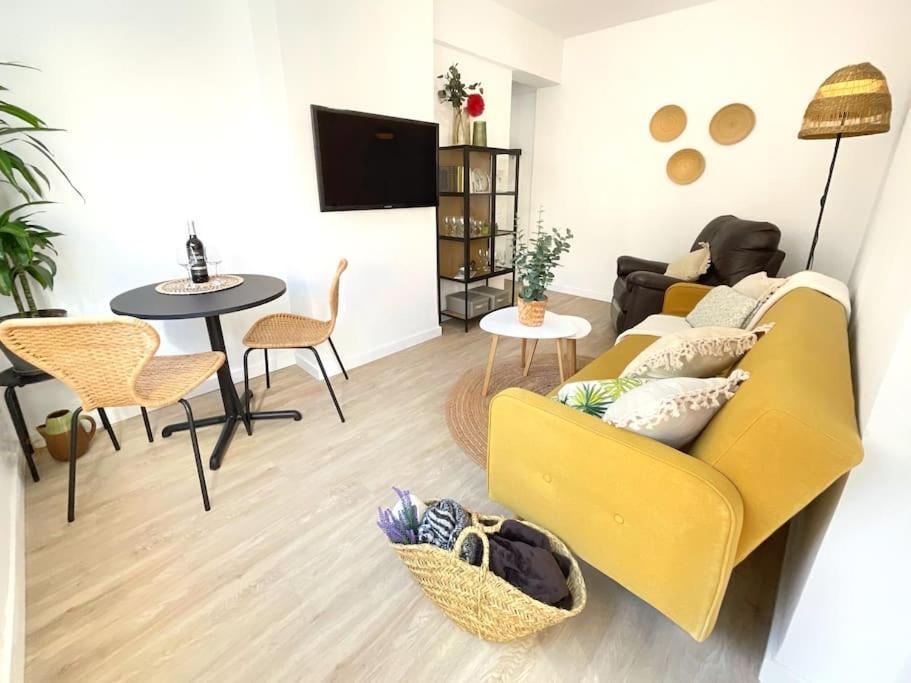 Ks Costa Capri - Kaleria Suites Almeria Bagian luar foto